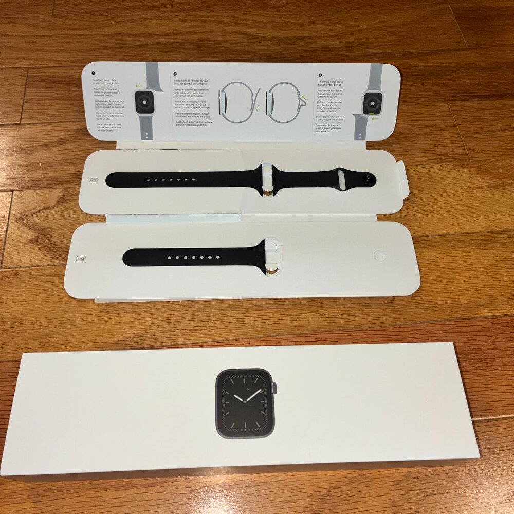 Apple Watch Box and Sport Band - never removed, Series 5, 44mm